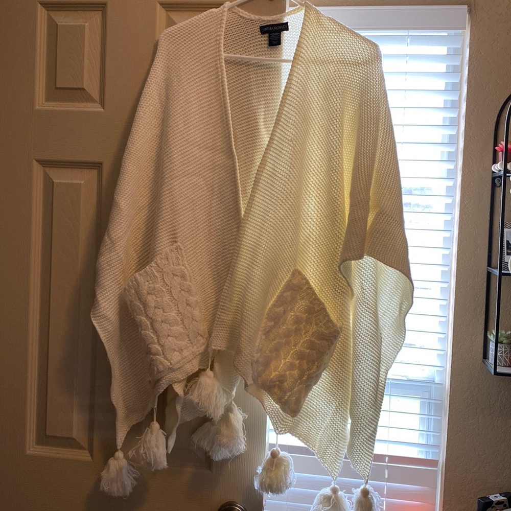 White warm poncho (one size fits all)